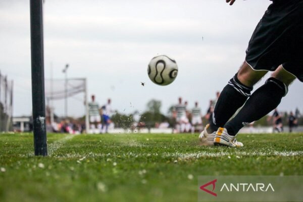 Berikut beberapa alternatif judul untuk "Adrian Wibowo Jalani Debut Bersama LA FC":

1. "Adrian Wibowo Memulai Perjalanan Bersama LA FC"
2. "Debut Perdana Adrian Wibowo di LA FC: Momen Bersejarah"
3. "LA FC Sambut Debut Pertama Adrian Wibowo"
4. "Adrian Wibowo Resmi Bergabung dan Debut Bersama LA FC"
5. "Momen Perdana: Adrian Wibowo Tampil untuk LA FC"
6. "LA FC: Debut Spektakuler Adrian Wibowo di Liga"
7. "Adrian Wibowo: Kelahiran Bintang Baru di LA FC"
8. "Mengawali Karir di LA FC: Debut Adrian Wibowo"
9. "Debut Menarik Adrian Wibowo Bersama LA FC"
10. "Adrian Wibowo Tampil Perdana di LA FC: Apa Kata Pelatih?"

Semoga bermanfaat!