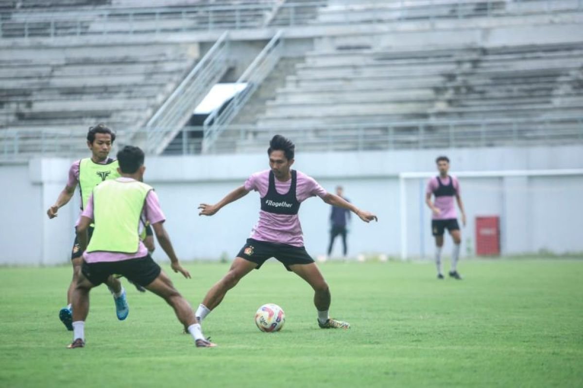 Berikut beberapa alternatif judul untuk "Persik incar hasil maksimal dari lima laga terakhir":

1. "Persik Targetkan Hasil Optimal di Lima Pertandingan Terakhir"
2. "Persik Berusaha Raih Poin Penuh di Lima Laga Penutup"
3. "Persik Optimis Sabet Hasil Maksimal di Lima Pertandingan Akhir"
4. "Persik Fokus ke Lima Laga Terakhir untuk Hasil Terbaik"
5. "Persik Nyalakan Semangat di Lima Laga Menuju Hasil Sempurna"

Silakan pilih atau modifikasi sesuai kebutuhan!