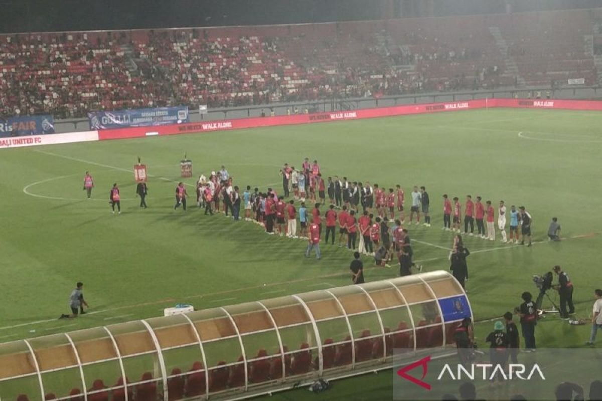 Berikut beberapa alternatif judul untuk "Bali United adakan perpisahan dengan Stefano Cugurra":

1. "Bali United Gelar Acara Perpisahan untuk Stefano Cugurra"
2. "Stefano Cugurra, Pelatih Bali United, Mengucapkan Selamat Tinggal"
3. "Perpisahan Haru Bali United dengan Stefano Cugurra"
4. "Bali United Resmi Berpisah dengan Pelatih Stefano Cugurra"
5. "Acara Perpisahan Bali United: Menghormati Perjalanan Stefano Cugurra"
6. "Bali United Rayakan Momen Perpisahan dengan Stefano Cugurra"
7. "Stefano Cugurra dan Bali United: Kisah yang Berakhir dengan Perpisahan"
8. "Selamat Tinggal kepada Stefano Cugurra: Momen Perpisahan Bali United" 

Silakan pilih atau modifikasi sesuai kebutuhan!