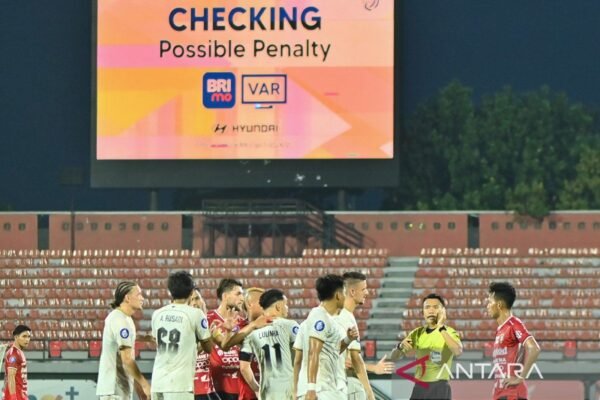 Here are some alternative titles for "Bali United telan kekalahan 0-2 kontra Madura United":

1. "Bali United Menelan Kekalahan 0-2 di Tangan Madura United"
2. "Kekalahan Pahit Bali United: 0-2 dari Madura United"
3. "Bali United Tak Berdaya, Terjatuh 0-2 Lawan Madura United"
4. "Madura United Menang Telak 2-0 atas Bali United"
5. "Bali United Tak Beruntung, Kalah 0-2 dari Madura United"
6. "Pertandingan Keras: Bali United Kalah 0-2 dari Madura United"
7. "Bali United Terkalahkan 0-2 oleh Madura United"
8. "Bali United Tumbang di Hadapan Madura United dengan Skor 0-2" 

Feel free to use any of these suggestions!