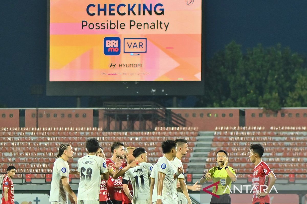 Here are some alternative titles for "Bali United telan kekalahan 0-2 kontra Madura United":

1. "Bali United Menelan Kekalahan 0-2 di Tangan Madura United"
2. "Kekalahan Pahit Bali United: 0-2 dari Madura United"
3. "Bali United Tak Berdaya, Terjatuh 0-2 Lawan Madura United"
4. "Madura United Menang Telak 2-0 atas Bali United"
5. "Bali United Tak Beruntung, Kalah 0-2 dari Madura United"
6. "Pertandingan Keras: Bali United Kalah 0-2 dari Madura United"
7. "Bali United Terkalahkan 0-2 oleh Madura United"
8. "Bali United Tumbang di Hadapan Madura United dengan Skor 0-2" 

Feel free to use any of these suggestions!