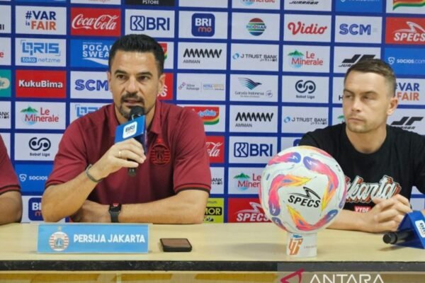 Berikut beberapa alternatif judul untuk pertandingan "Doni Tri dapat dimainkan saat Persija Jakarta jamu Semen Padang":

1. "Doni Tri Siap Turun Saat Persija Jakarta Hadapi Semen Padang"
2. "Persija Jakarta vs Semen Padang: Kembalinya Doni Tri di Lapangan"
3. "Doni Tri Berpeluang Main saat Persija Jakarta Melawan Semen Padang"
4. "Persija Jakarta Terima Kehadiran Doni Tri saat Jamu Semen Padang"
5. "Doni Tri Dapat Beraksi di Pertandingan Persija Jakarta Melawan Semen Padang"

Silakan pilih atau sesuaikan sesuai kebutuhan!
