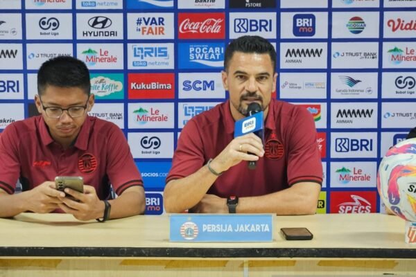 Berikut beberapa alternatif judul untuk topik tersebut:

1. "Carlos Pena: Kompetisi Liga 1 Akan Semakin Ketat"
2. "Carlos Pena Ungkap Persaingan Ketat di Puncak Liga 1"
3. "Carlos Pena: Rivalitas di Liga 1 Makin Memanas"
4. "Carlos Pena: Pertarungan di Papan Atas Liga 1 Semakin Seru"
5. "Carlos Pena: Saingan di Liga 1 Siap Menyemarakkan Persaingan"
6. "Carlos Pena Menyatakan Liga 1 Akan Dihiasi Persaingan Sengit"

Silakan pilih atau sesuaikan sesuai kebutuhan!