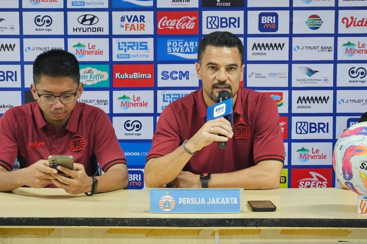 Berikut beberapa alternatif judul untuk topik tersebut:

1. "Carlos Pena: Kompetisi Liga 1 Akan Semakin Ketat"
2. "Carlos Pena Ungkap Persaingan Ketat di Puncak Liga 1"
3. "Carlos Pena: Rivalitas di Liga 1 Makin Memanas"
4. "Carlos Pena: Pertarungan di Papan Atas Liga 1 Semakin Seru"
5. "Carlos Pena: Saingan di Liga 1 Siap Menyemarakkan Persaingan"
6. "Carlos Pena Menyatakan Liga 1 Akan Dihiasi Persaingan Sengit"

Silakan pilih atau sesuaikan sesuai kebutuhan!