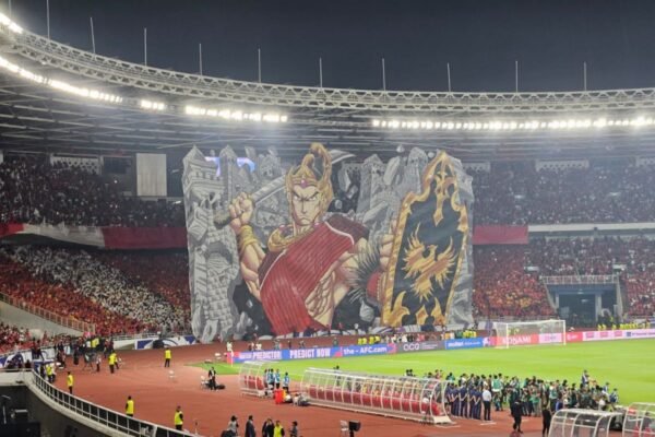 Here are some alternative titles for "Koreografi Berhias Tifo Pendekar Wayang Warnai Laga Indonesia vs China":

1. "Pesona Tifo Pendekar Wayang: Memeriahkan Pertandingan Indonesia vs China"
2. "Koreografi Tifo Pendekar: Warna Perlawanan Indonesia vs China"
3. "Wayang dan Tifo: Simfoni Laga Indonesia Melawan China"
4. "Kreativitas Tifo dalam Pertarungan: Indonesia vs China"
5. "Aksi Tifo Pendekar: Menghidupkan Semangat Pertandingan Indonesia vs China"
6. "Koreografi Tifo yang Memikat: Laga Indonesia Bertemu China"
7. "Tifa dan Gendhing: Menghiasi Pertandingan Indonesia vs China"
8. "Wayang Beraksi: Tifo Pendekar dalam Laga Indonesia vs China"
9. "Kehangatan Tifo Pendekar: Cerita Pertandingan Indonesia vs China"
10. "Memukau dengan Tifo Pendekar: Laga Seru Indonesia vs China"

Feel free to mix and match or adjust these suggestions as needed!