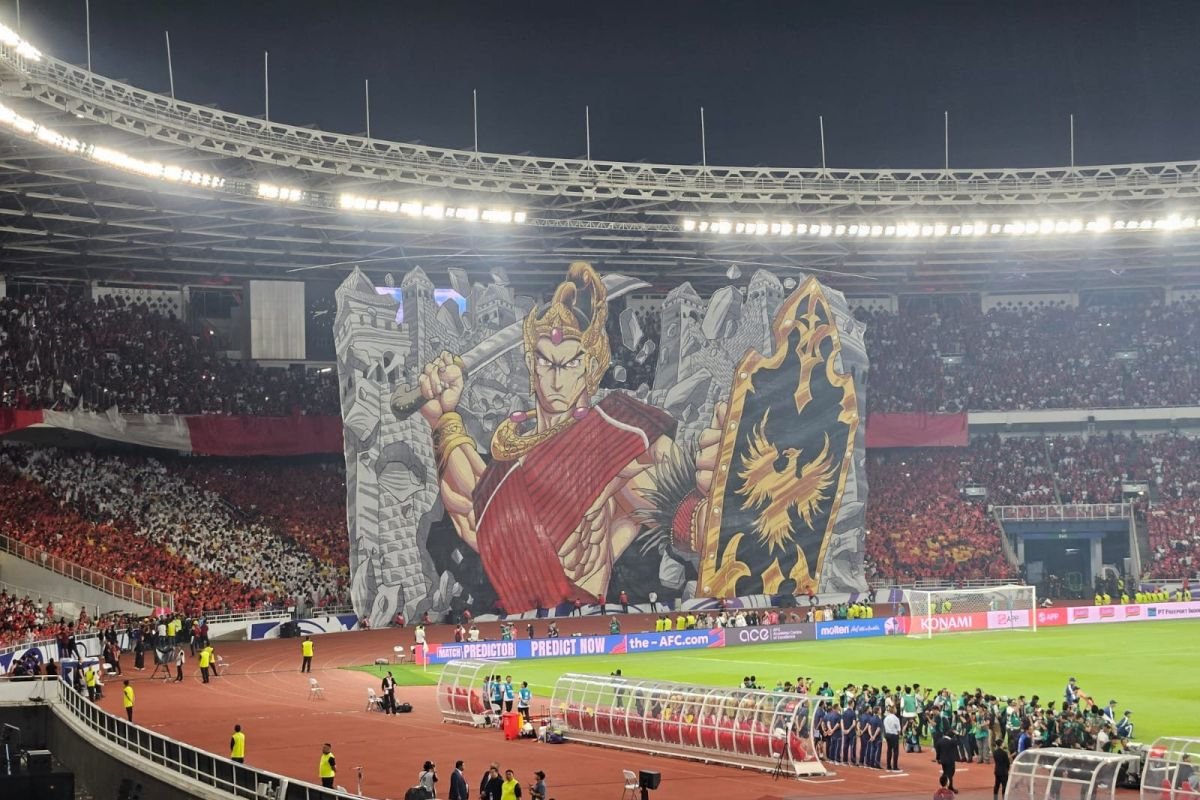 Here are some alternative titles for "Koreografi Berhias Tifo Pendekar Wayang Warnai Laga Indonesia vs China":

1. "Pesona Tifo Pendekar Wayang: Memeriahkan Pertandingan Indonesia vs China"
2. "Koreografi Tifo Pendekar: Warna Perlawanan Indonesia vs China"
3. "Wayang dan Tifo: Simfoni Laga Indonesia Melawan China"
4. "Kreativitas Tifo dalam Pertarungan: Indonesia vs China"
5. "Aksi Tifo Pendekar: Menghidupkan Semangat Pertandingan Indonesia vs China"
6. "Koreografi Tifo yang Memikat: Laga Indonesia Bertemu China"
7. "Tifa dan Gendhing: Menghiasi Pertandingan Indonesia vs China"
8. "Wayang Beraksi: Tifo Pendekar dalam Laga Indonesia vs China"
9. "Kehangatan Tifo Pendekar: Cerita Pertandingan Indonesia vs China"
10. "Memukau dengan Tifo Pendekar: Laga Seru Indonesia vs China"

Feel free to mix and match or adjust these suggestions as needed!