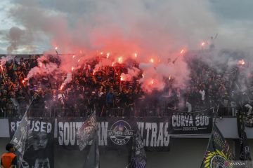 Gema Suara dan Petasan: Laga Persita vs Persib Terhenti Sementara