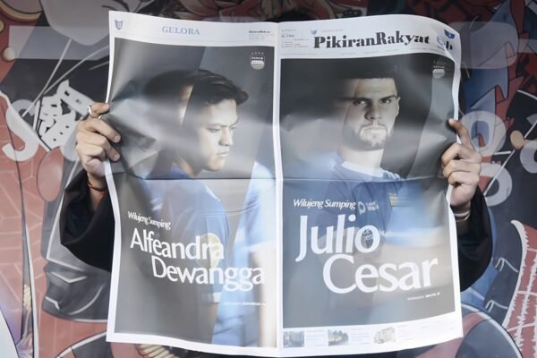Persib Bandung Resmi Mengontrak Alfeandra Dewangga Selama Dua Tahun" 

alternatif judulnya bisa berupa:
1. "Alfeandra Dewangga Resmi Bergabung dengan Persib Bandung untuk Dua Tahun"
2. "Persib Bandung Perkuat Tim dengan Kontrak Dua Tahun untuk Alfeandra Dewangga"
3. "Alfeandra Dewangga Menandatangani Kontrak Dua Tahun Bersama Persib Bandung"
4. "Persib Bandung Umumkan Kontrak Dua Tahun untuk Alfeandra Dewangga