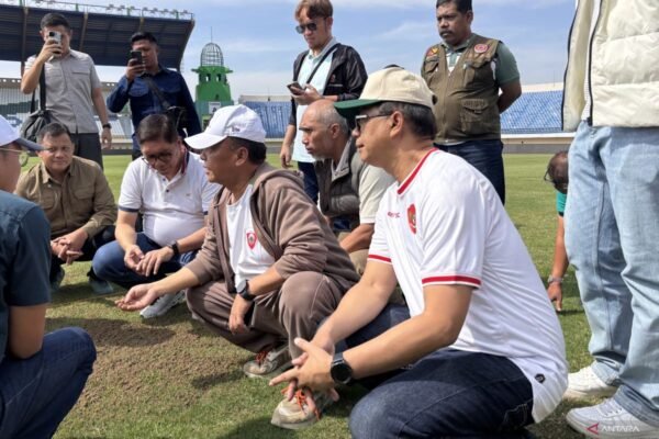 Berikut adalah beberapa alternatif judul untuk "OC Piala Presiden Tinjau Kesiapan Stadion Si Jalak Harupat Bandung":

1. "OC Piala Presiden Evaluasi Persiapan Stadion Si Jalak Harupat di Bandung"
2. "Persiapan Stadion Si Jalak Harupat Bandung Diperiksa oleh OC Piala Presiden"
3. "OC Piala Presiden Melakukan Tinjauan Kesiapan Stadion Si Jalak Harupat"
4. "Stadion Si Jalak Harupat Bandung Disurvei oleh OC Piala Presiden"
5. "OC Piala Presiden Memastikan Kesiapan Stadion Si Jalak Harupat untuk Turnamen"

Silakan pilih atau modifikasi sesuai kebutuhan!