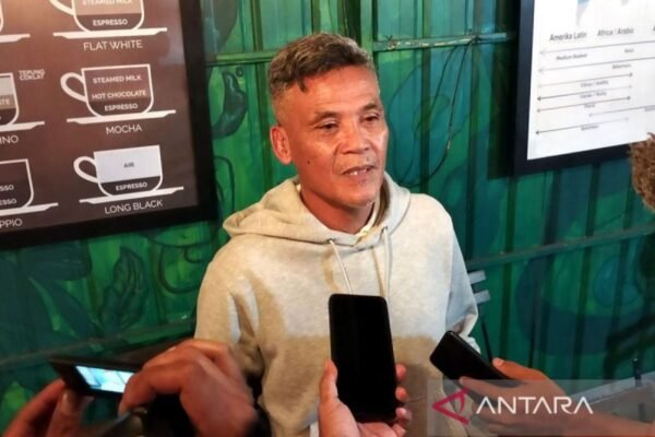 Berikut adalah beberapa alternatif judul untuk "Paceklik Pelatih Indonesia di Liga Sendiri":

1. "Krisis Pelatih Lokal di Liga Indonesia"
2. "Pelatih Indonesia: Tantangan dan Kesulitan di Liga Domestik"
3. "Kesulitan Pelatih Tanah Air di Liga Sendiri"
4. "Jalan Terjal Pelatih Indonesia di Arena Liga Lokal"
5. "Harapan dan Realitas Pelatih Lokal Dalam Liga Indonesia"
6. "Pelatih Indonesia: Melawan Tantangan di Liga Nasional"
7. "Dilema Pelatih Lokal di Liga Domestik"
8. "Peluang dan Rintangan Pelatih Indonesia di Liga Sendiri"
9. "Menelusuri Jalur Karir Pelatih Indonesia di Liga Lokal"
10. "Kilasan Pelatih Tanah Air di Kompetisi Liga Indonesia"

Silakan pilih judul yang paling sesuai dengan konteks yang Anda inginkan!