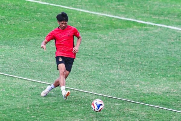 Berikut beberapa alternatif judul untuk "Persik Rekrut Rendy Sanjaya untuk Perdalam Skuad":

1. "Rendy Sanjaya Resmi Bergabung dengan Persik untuk Perkuat Tim"
2. "Persik Tambah Kekuatan dengan Rekrutmen Rendy Sanjaya"
3. "Persik Wisudakan Rendy Sanjaya dalam Upaya Memperluas Skuad"
4. "Rendy Sanjaya: Penambah Daya Pikat Baru bagi Persik"
5. "Persik Pertajam Skuad dengan Kehadiran Rendy Sanjaya"
6. "Persik Sukses Dapatkan Rendy Sanjaya untuk Perkuat Skuad"
7. "Langkah Strategis: Persik Perkuat Skuad dengan Rendy Sanjaya"

Semoga salah satu dari judul tersebut sesuai dengan yang Anda cari!