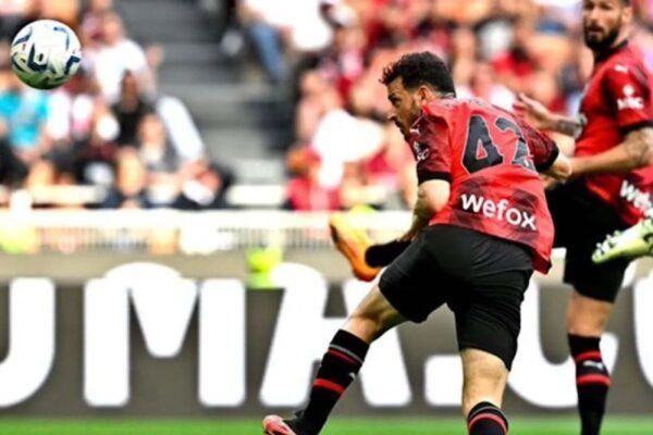 Berikut beberapa alternatif judul untuk berita tentang Alessandro Florenzi yang pensiun dari sepak bola profesional:

1. "Alessandro Florenzi Resmi Pensiun dari Dunia Sepak Bola"
2. "Selamat Tinggal, Alessandro Florenzi: Karier Gemilangnya Berakhir"
3. "Alessandro Florenzi Mengucapkan Selamat Tinggal kepada Sepak Bola Profesional"
4. "Momen Emosional: Alessandro Florenzi Pensiun dari Sepak Bola"
5. "Alessandro Florenzi Menutup Karier Sepak Bolanya dengan Penghormatan"
6. "Legenda di Lapangan Hijau: Alessandro Florenzi Pensiun dari Sepak Bola"
7. "Perjalanan Membanggakan: Alessandro Florenzi Resmi Pensiun"
8. "Alessandro Florenzi: Dari Juara ke Pensiunan, Menyemai Kenangan"

Silakan pilih yang sesuai atau gunakan sebagai inspirasi!